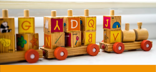 Spielzeugeisenbahn aus Holz